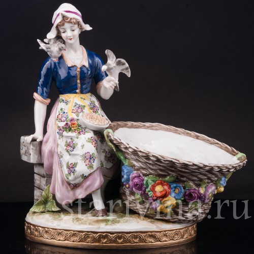Фарфоровая статуэтка Девушка с корзиной, кормящая птиц (Золушка), Volkstedt, Германия, кон. 19 в.