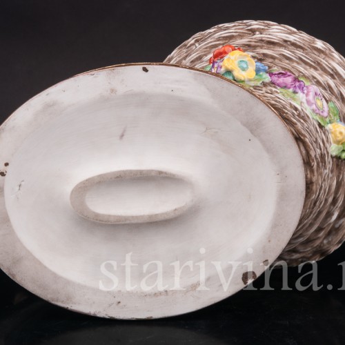 Фарфоровая статуэтка Девушка с корзиной, кормящая птиц (Золушка), Volkstedt, Германия, кон. 19 в.