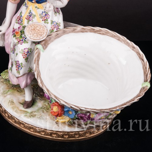 Фарфоровая статуэтка Девушка с корзиной, кормящая птиц (Золушка), Volkstedt, Германия, кон. 19 в.