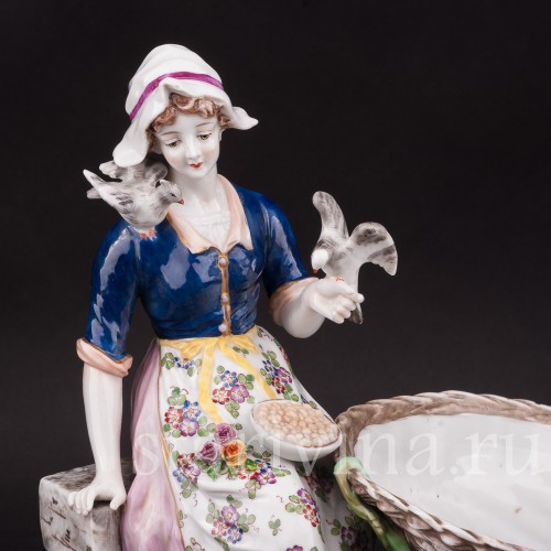 Фарфоровая статуэтка Девушка с корзиной, кормящая птиц (Золушка), Volkstedt, Германия, кон. 19 в.