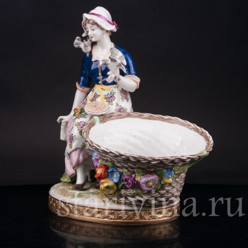 Фарфоровая статуэтка Девушка с корзиной, кормящая птиц (Золушка), Volkstedt, Германия, кон. 19 в.