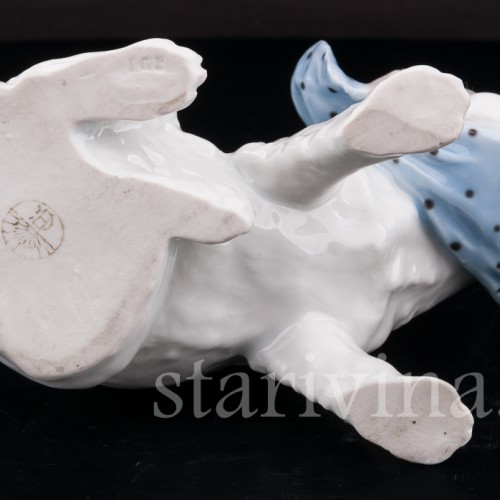 Статуэтка из фарфора Собака с перевязанным зубом, Heubach, Германия, 1882-1915 гг.