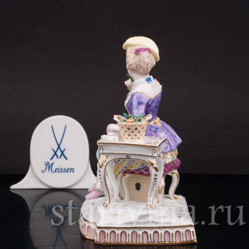 Фигурка девушки из фарфора Аллегория обоняния, девушка с цветами, Meissen, Германия, сер. 19 - нач. 20 вв.