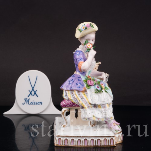 Фигурка девушки из фарфора Аллегория обоняния, девушка с цветами, Meissen, Германия, сер. 19 - нач. 20 вв.