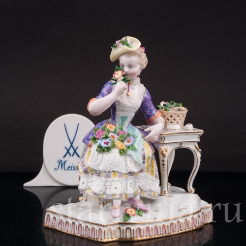 Фигурка девушки из фарфора Аллегория обоняния, девушка с цветами, Meissen, Германия, сер. 19 - нач. 20 вв.