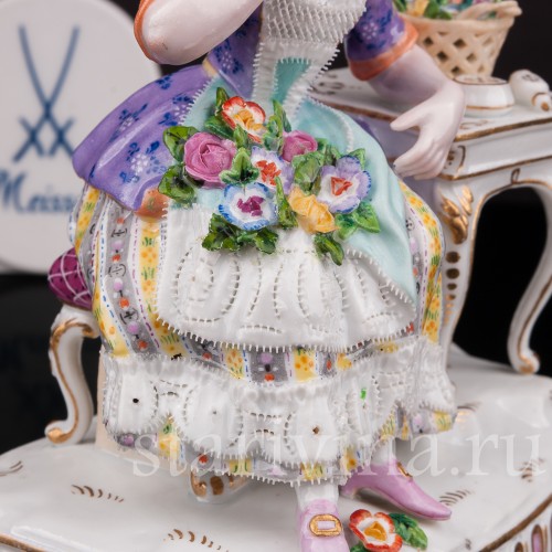 Фигурка девушки из фарфора Аллегория обоняния, девушка с цветами, Meissen, Германия, сер. 19 - нач. 20 вв.