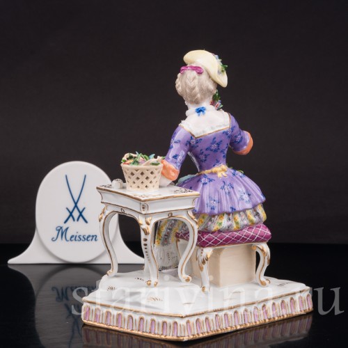 Фигурка девушки из фарфора Аллегория обоняния, девушка с цветами, Meissen, Германия, сер. 19 - нач. 20 вв.