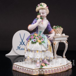 Фигурка девушки из фарфора Аллегория обоняния, девушка с цветами, Meissen, Германия, сер. 19 - нач. 20 вв.