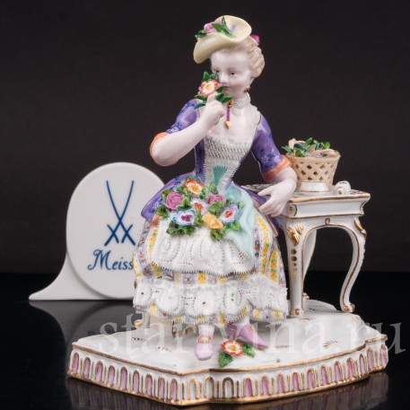 Фигурка девушки из фарфора Аллегория обоняния, девушка с цветами, Meissen, Германия, сер. 19 - нач. 20 вв.
