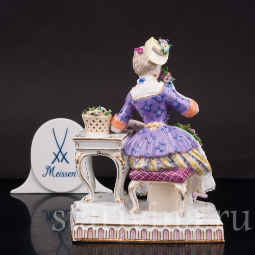 Фигурка девушки из фарфора Аллегория обоняния, девушка с цветами, Meissen, Германия, сер. 19 - нач. 20 вв.