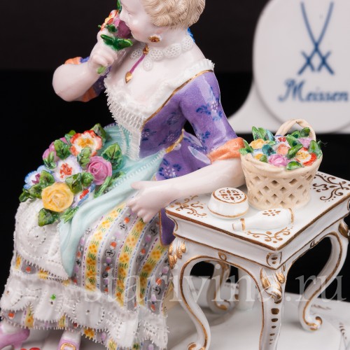 Фигурка девушки из фарфора Аллегория обоняния, девушка с цветами, Meissen, Германия, сер. 19 - нач. 20 вв.