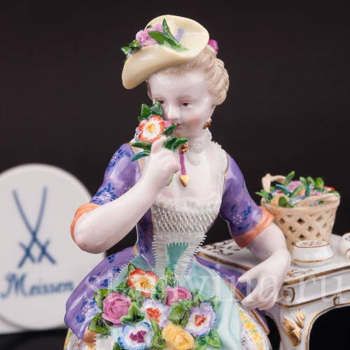 Фигурка девушки из фарфора Аллегория обоняния, девушка с цветами, Meissen, Германия, сер. 19 - нач. 20 вв.