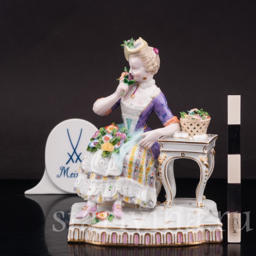 Фигурка девушки из фарфора Аллегория обоняния, девушка с цветами, Meissen, Германия, сер. 19 - нач. 20 вв.