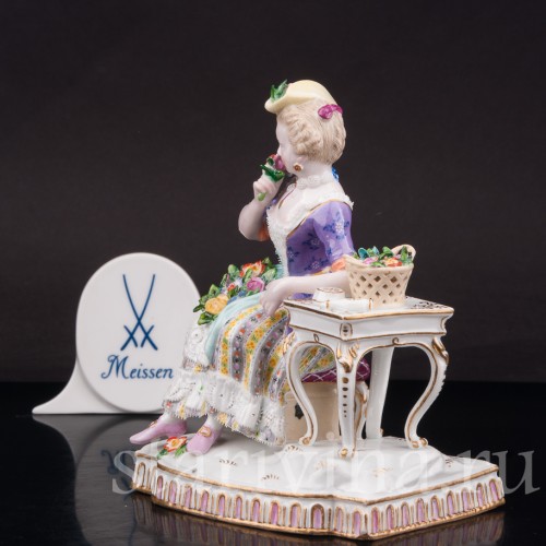 Фигурка девушки из фарфора Аллегория обоняния, девушка с цветами, Meissen, Германия, сер. 19 - нач. 20 вв.