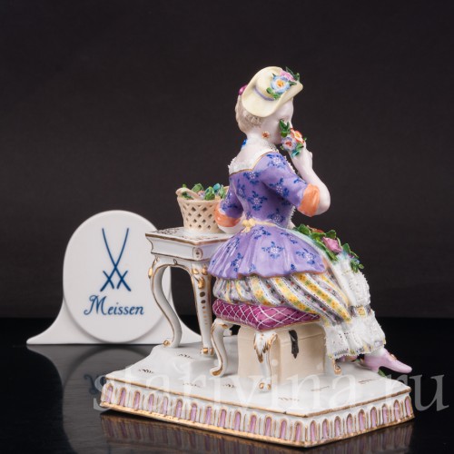 Фигурка девушки из фарфора Аллегория обоняния, девушка с цветами, Meissen, Германия, сер. 19 - нач. 20 вв.