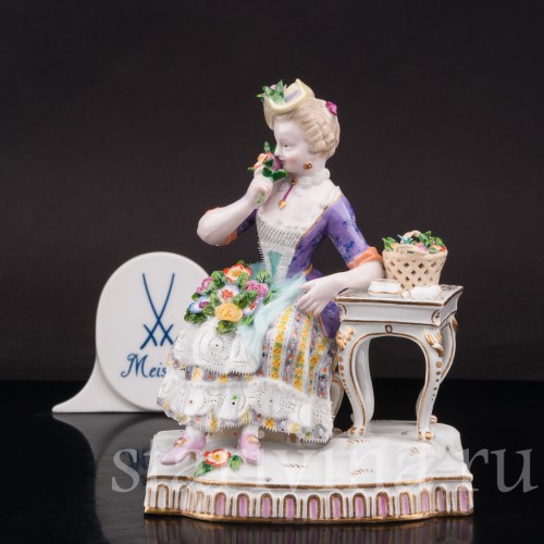 Фигурка девушки из фарфора Аллегория обоняния, девушка с цветами, Meissen, Германия, сер. 19 - нач. 20 вв.