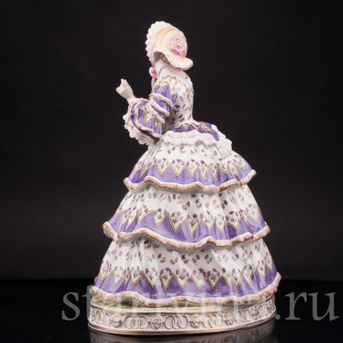 Фарфоровая статуэтка Девушка, поправляющая перчатку, Carl Thieme, Германия, нач. 20 в.