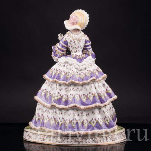 Фарфоровая статуэтка Девушка, поправляющая перчатку, Carl Thieme, Германия, нач. 20 в.