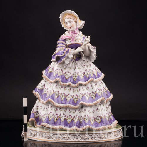 Фарфоровая статуэтка Девушка, поправляющая перчатку, Carl Thieme, Германия, нач. 20 в.