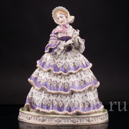 Фарфоровая статуэтка Девушка, поправляющая перчатку, Carl Thieme, Германия, нач. 20 в.