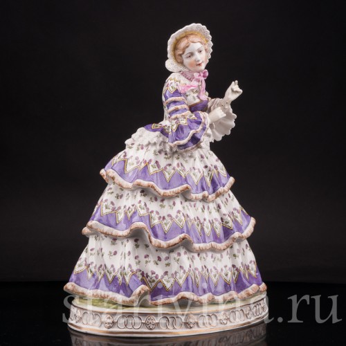 Фарфоровая статуэтка Девушка, поправляющая перчатку, Carl Thieme, Германия, нач. 20 в.