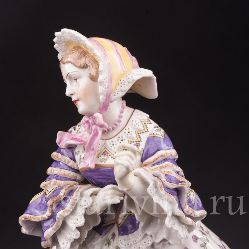 Фарфоровая статуэтка Девушка, поправляющая перчатку, Carl Thieme, Германия, нач. 20 в.