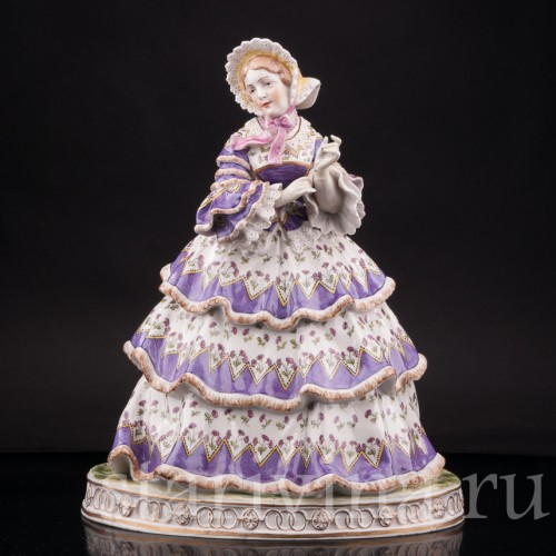 Фарфоровая статуэтка Девушка, поправляющая перчатку, Carl Thieme, Германия, нач. 20 в.