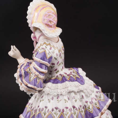 Фарфоровая статуэтка Девушка, поправляющая перчатку, Carl Thieme, Германия, нач. 20 в.