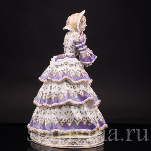 Фарфоровая статуэтка Девушка, поправляющая перчатку, Carl Thieme, Германия, нач. 20 в.