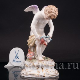 Фарфоровая композиция Купид связывающий крылья сердцам, Meissen, Германия, кон. 19 - нач. 20 вв.