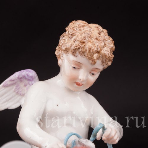 Фарфоровая композиция Купид связывающий крылья сердцам, Meissen, Германия, кон. 19 - нач. 20 вв.