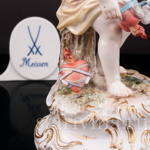 Фарфоровая композиция Купид связывающий крылья сердцам, Meissen, Германия, кон. 19 - нач. 20 вв.