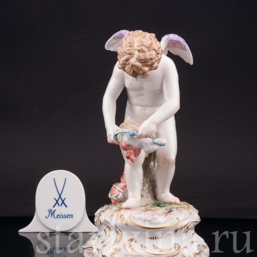 Фарфоровая композиция Купид связывающий крылья сердцам, Meissen, Германия, кон. 19 - нач. 20 вв.