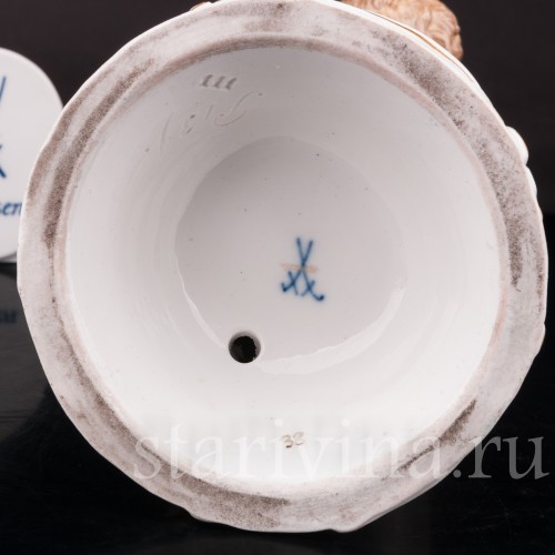 Фарфоровая композиция Купид связывающий крылья сердцам, Meissen, Германия, кон. 19 - нач. 20 вв.