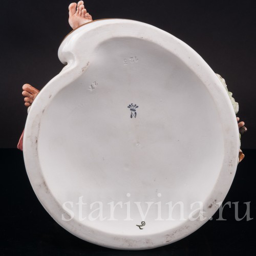 Композиция из фарфора Путник с курицей, Capodimonte, Италия, вт. пол. 20 в.