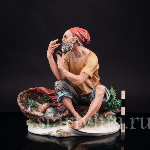 Фарфоровая композиция Рыбак, закуривающий трубку, IPA, Capodimonte, Италия, вт. пол. 20 в.