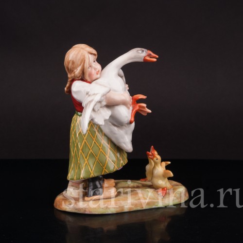 Фигурка из фарфора Девочка, несущая гуся, Von Schierholz, Германия, нач. 20 в.