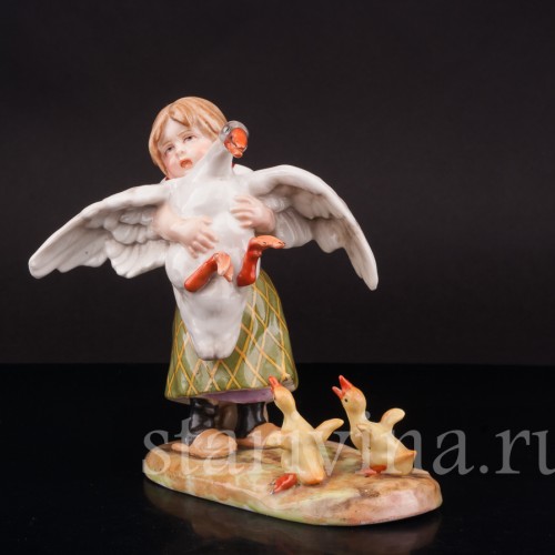 Фигурка из фарфора Девочка, несущая гуся, Von Schierholz, Германия, нач. 20 в.