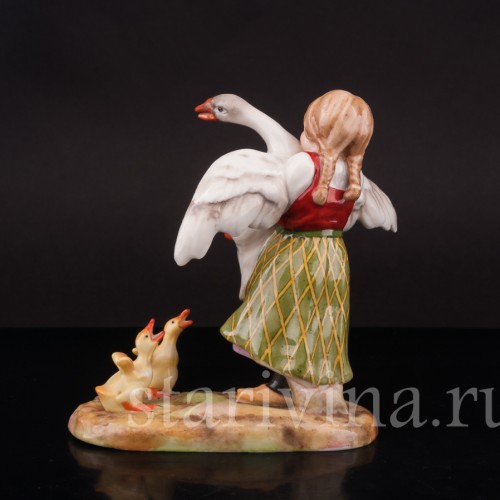 Фигурка из фарфора Девочка, несущая гуся, Von Schierholz, Германия, нач. 20 в.