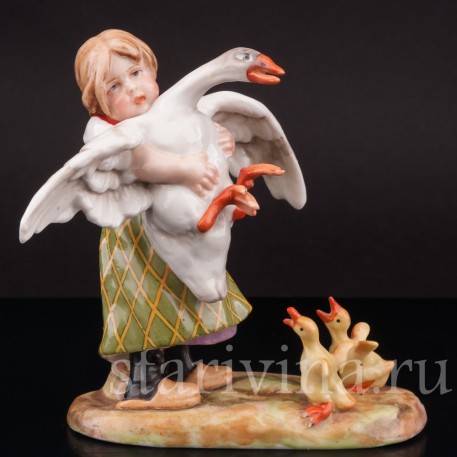 Фигурка из фарфора Девочка, несущая гуся, Von Schierholz, Германия, нач. 20 в.