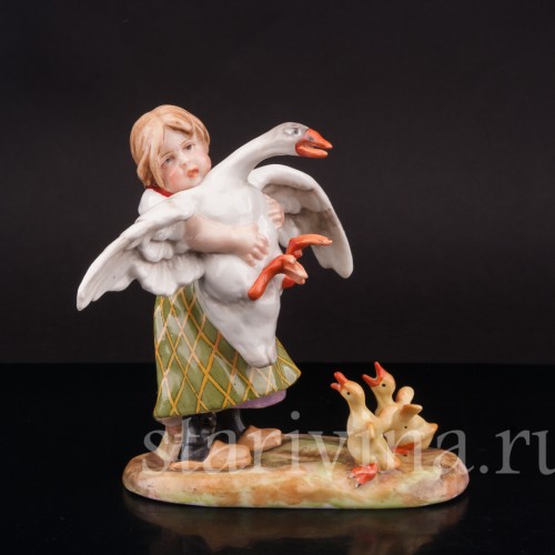 Фигурка из фарфора Девочка, несущая гуся, Von Schierholz, Германия, нач. 20 в.