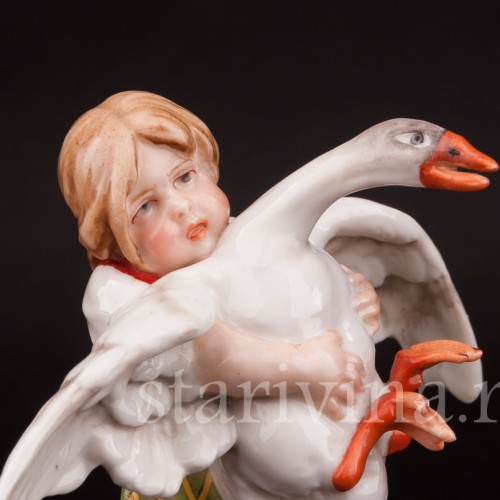 Фигурка из фарфора Девочка, несущая гуся, Von Schierholz, Германия, нач. 20 в.