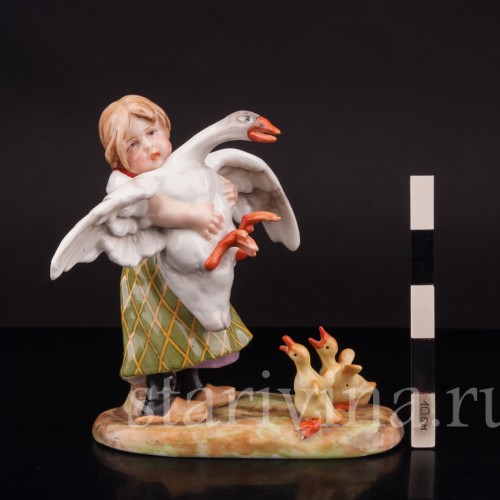 Фигурка из фарфора Девочка, несущая гуся, Von Schierholz, Германия, нач. 20 в.