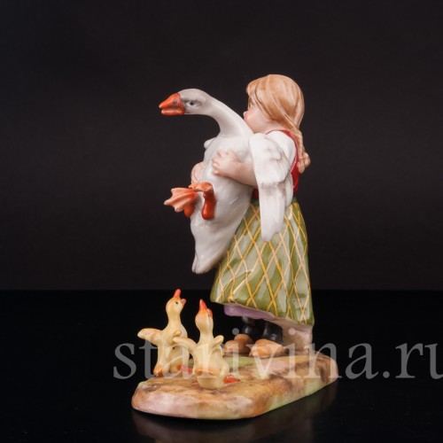 Фигурка из фарфора Девочка, несущая гуся, Von Schierholz, Германия, нач. 20 в.