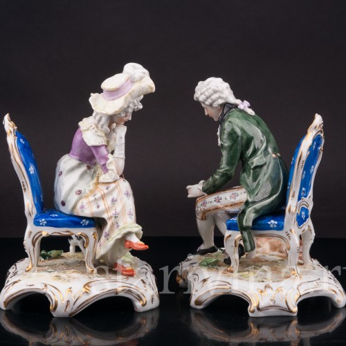 Фарфоровые статуэтки Пара на креслах, играющая с кошкой и собакой, Ackermann & Fritze, Германия, нач. 20 века.
