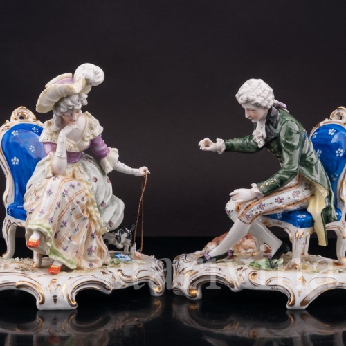 Фарфоровые статуэтки Пара на креслах, играющая с кошкой и собакой, Ackermann & Fritze, Германия, нач. 20 века.