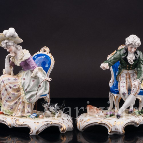Фарфоровые статуэтки Пара на креслах, играющая с кошкой и собакой, Ackermann & Fritze, Германия, нач. 20 века.