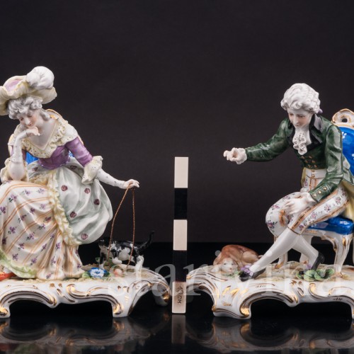 Фарфоровые статуэтки Пара на креслах, играющая с кошкой и собакой, Ackermann & Fritze, Германия, нач. 20 века.
