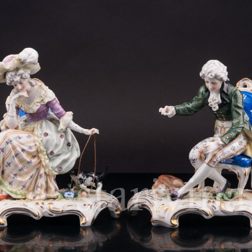 Фарфоровые статуэтки Пара на креслах, играющая с кошкой и собакой, Ackermann & Fritze, Германия, нач. 20 века.
