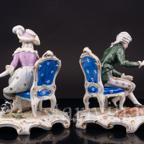 Фарфоровые статуэтки Пара на креслах, играющая с кошкой и собакой, Ackermann & Fritze, Германия, нач. 20 века.